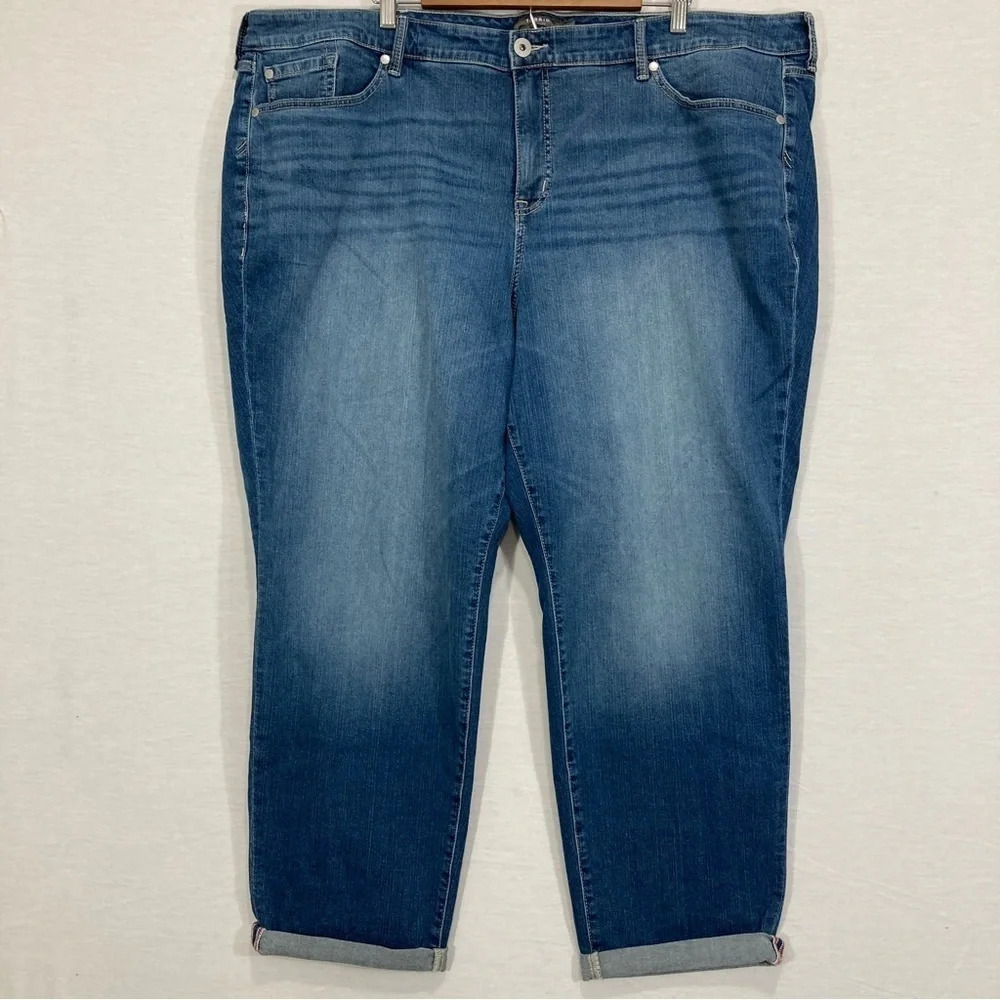 Torrid Medium Wash Boyfriend Straight Leg Jeans size 26